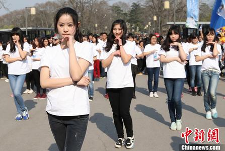 骑行学生：刚开始好玩 堵在路上受罪